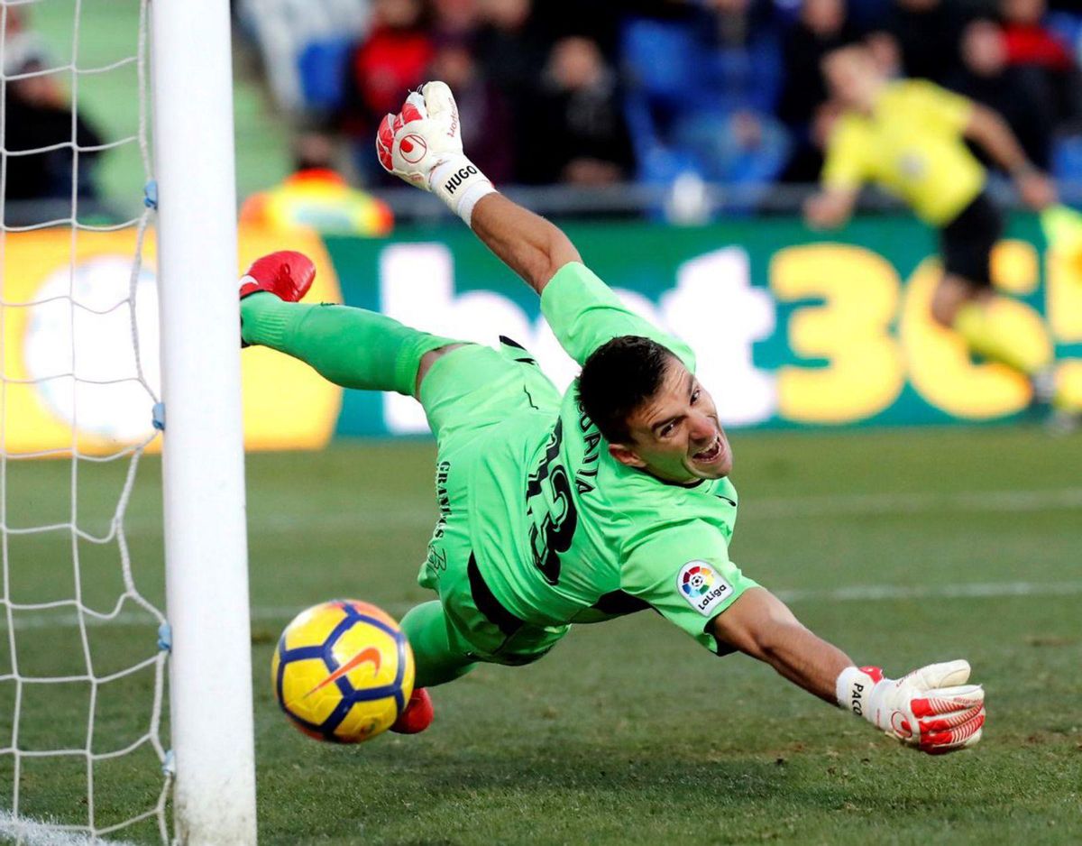 Guaita se estiraen un partidodurante su etapaen el Valencia. // Efe