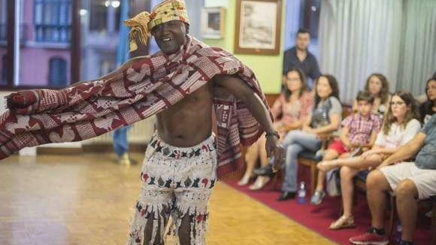 Izidro Monteiro, en la exhibición de la danza gumbe, de Guinea Bissau.