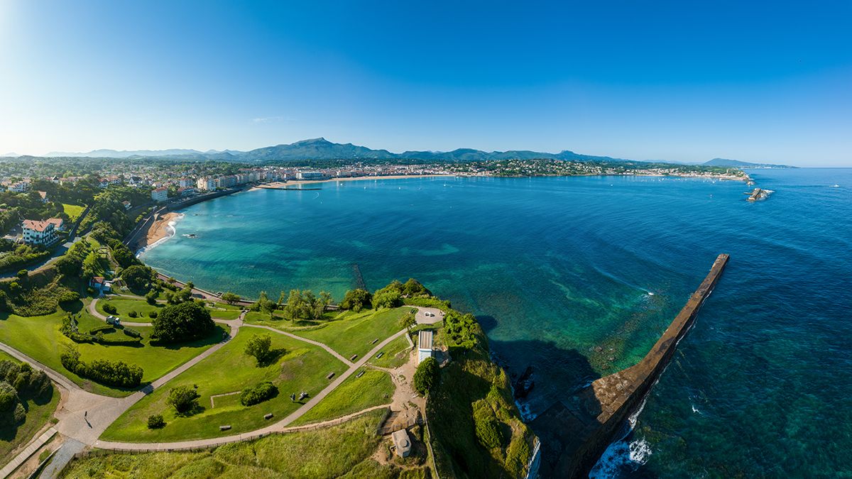 Viajar en mayo y junio tiene premio: playas sin gente, pueblos con vida y rutas entre mar y montaña
