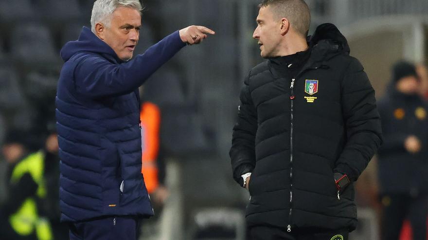 La Cremonese hace historia ante la Roma de un Mourinho que terminó enloquecido