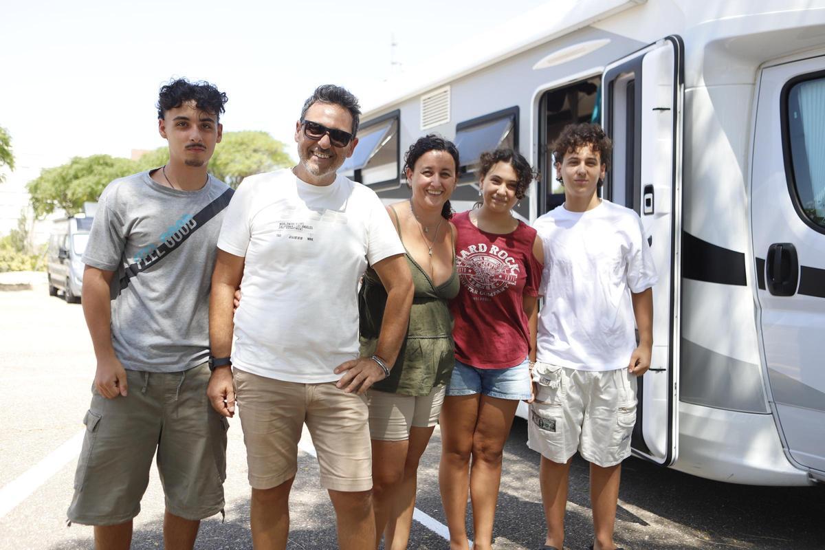 Mattia Fuschino a la derecha de la imagen junto a su familia