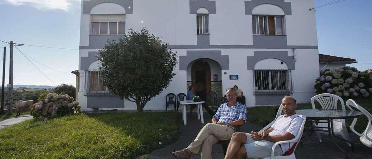 Los peregrinos italianos Giovanni Frova y Gabriel Foresti, ayer, en el albergue de San Martín de Laspra.