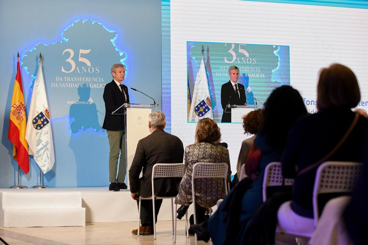 El presidente de la Xunta interviene en el acto de presentación del libro de Teófilo Edicións sobre los 35 años de la transferencia de la sanidad a Galicia