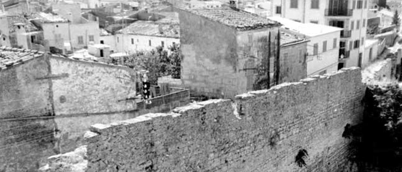 Vista de la muralla que rodea el centro de Alcúdia.