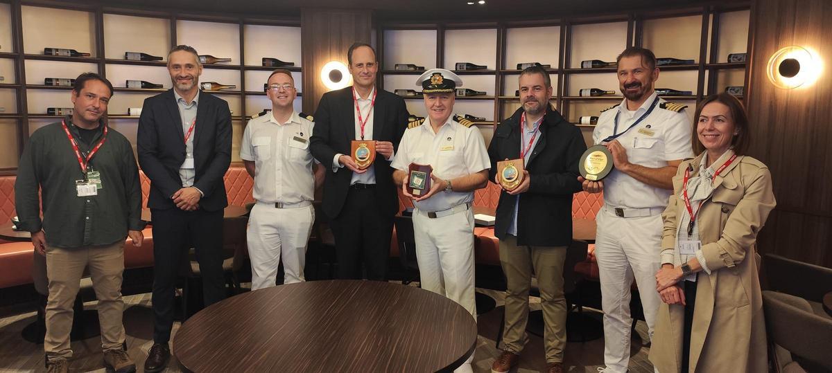 El presidente del Puerto, Carlos Botana, junto al capiitán del crucero y otros directivos, esta mañana, en el tradicional acto de intercambio de metopas.