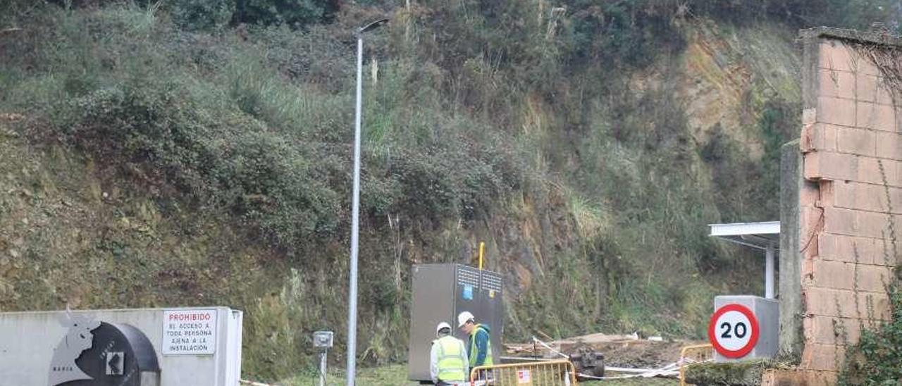 Obras, ayer, para ampliar la capacidad del sistema de conducción de líquidos en el acceso a la planta de purines de Navia.