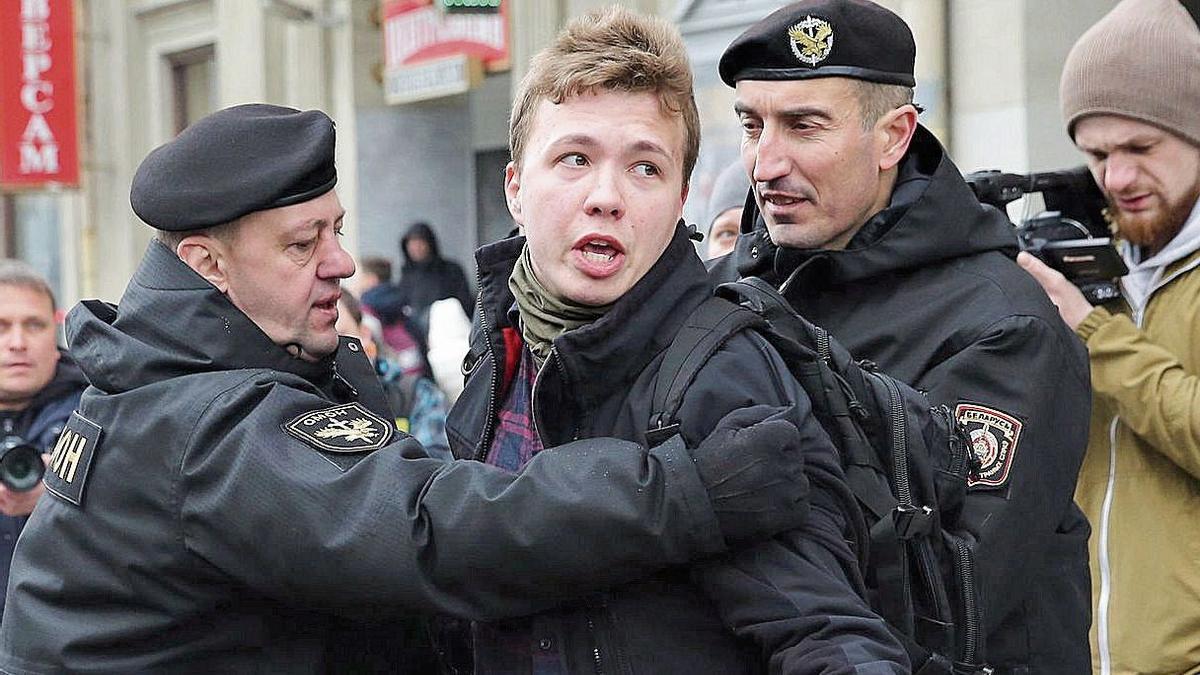 El periodista y disidente Roman Protasevic detenido en el avión, en una acción en marzo de 2020 en Minsk.