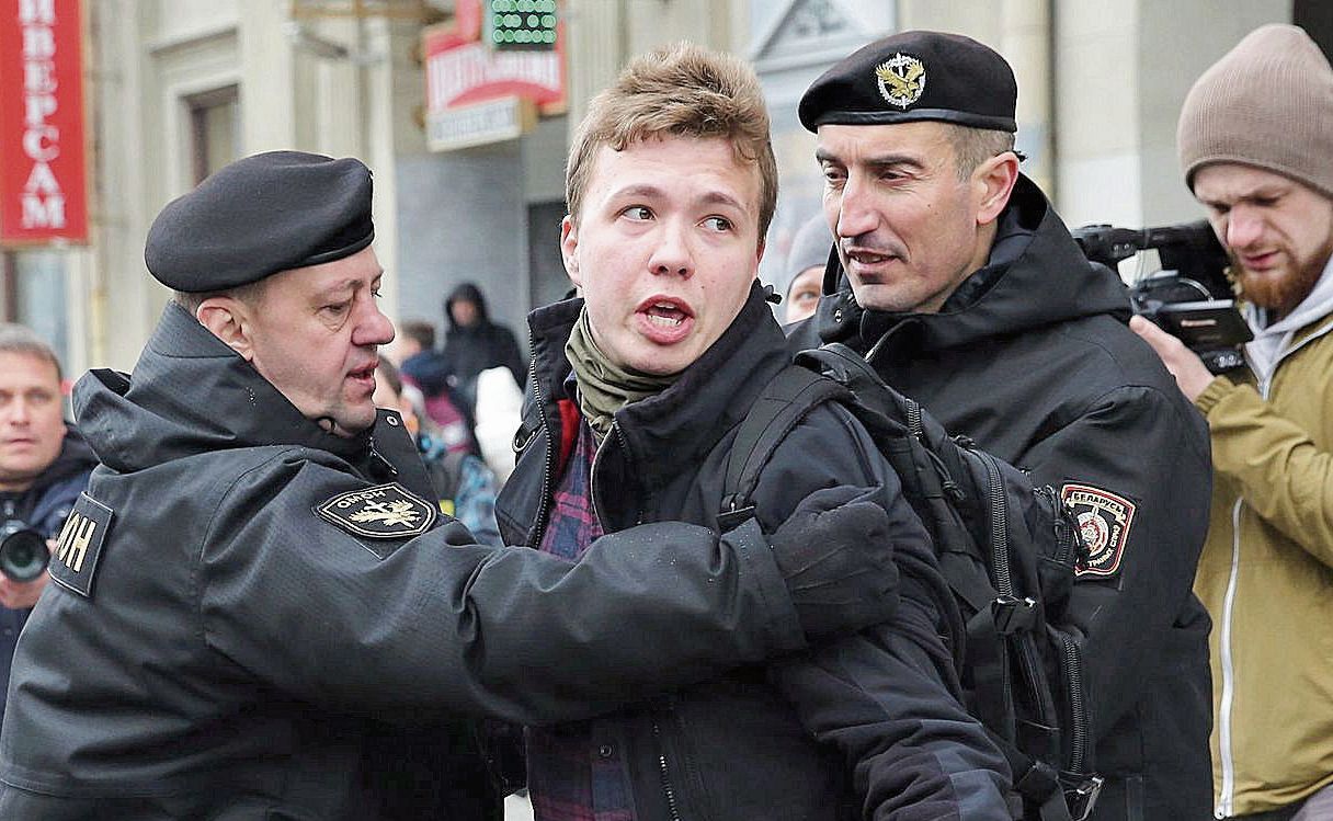 El periodista y disidente Roman Protasevic detenido en el avión, en una acción en marzo de 2020 en Minsk.