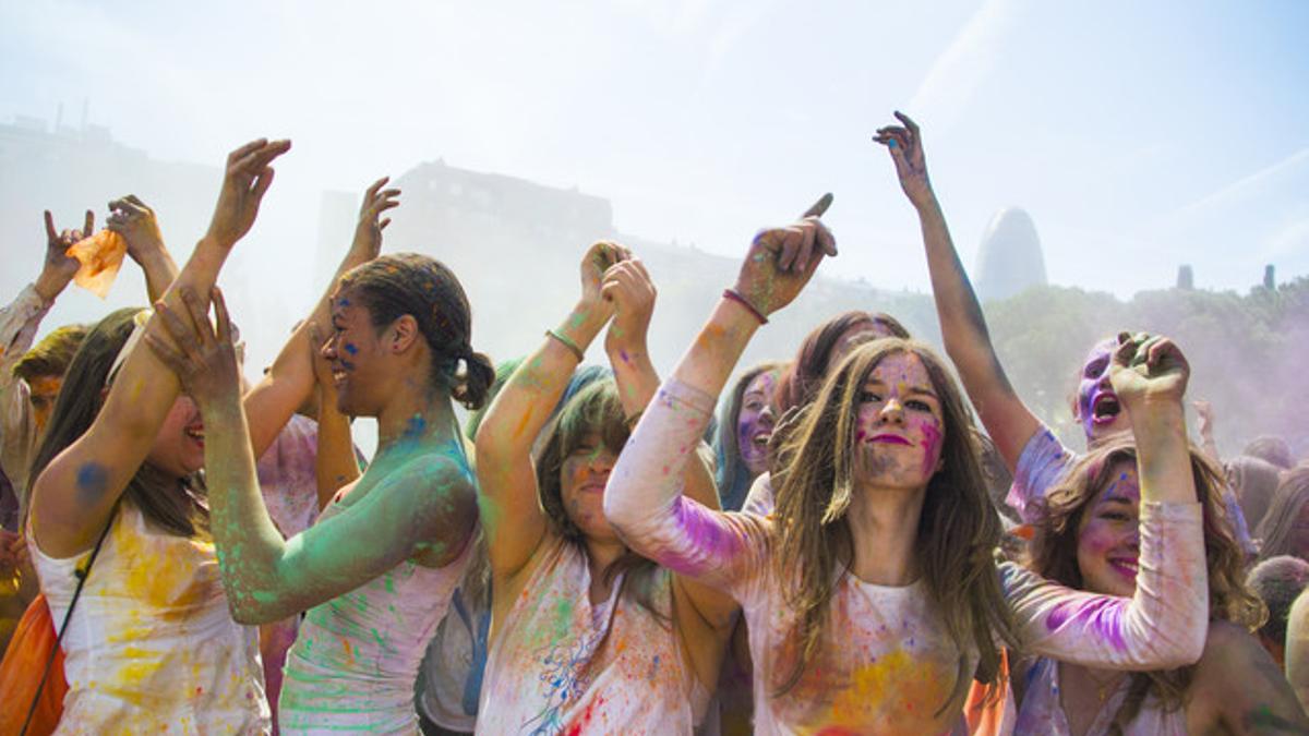 Público embadurnado con polvos de colores en la fiesta Holi del Clot.