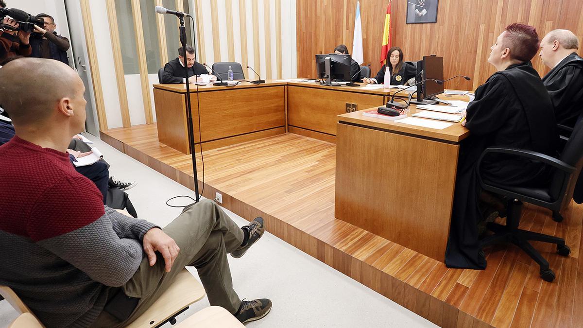 El acusado, a la izquierda, en el juicio de 2023 por quebrantar la medida de alejamiento.