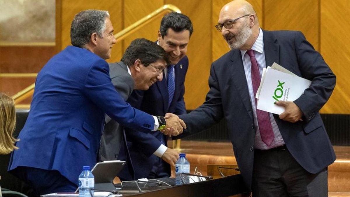 Bendodo, Marín y Moreno saludan a Alejandro Hernández, portavoz de Vox, cuando aprobaron el presupuesto andaluz.