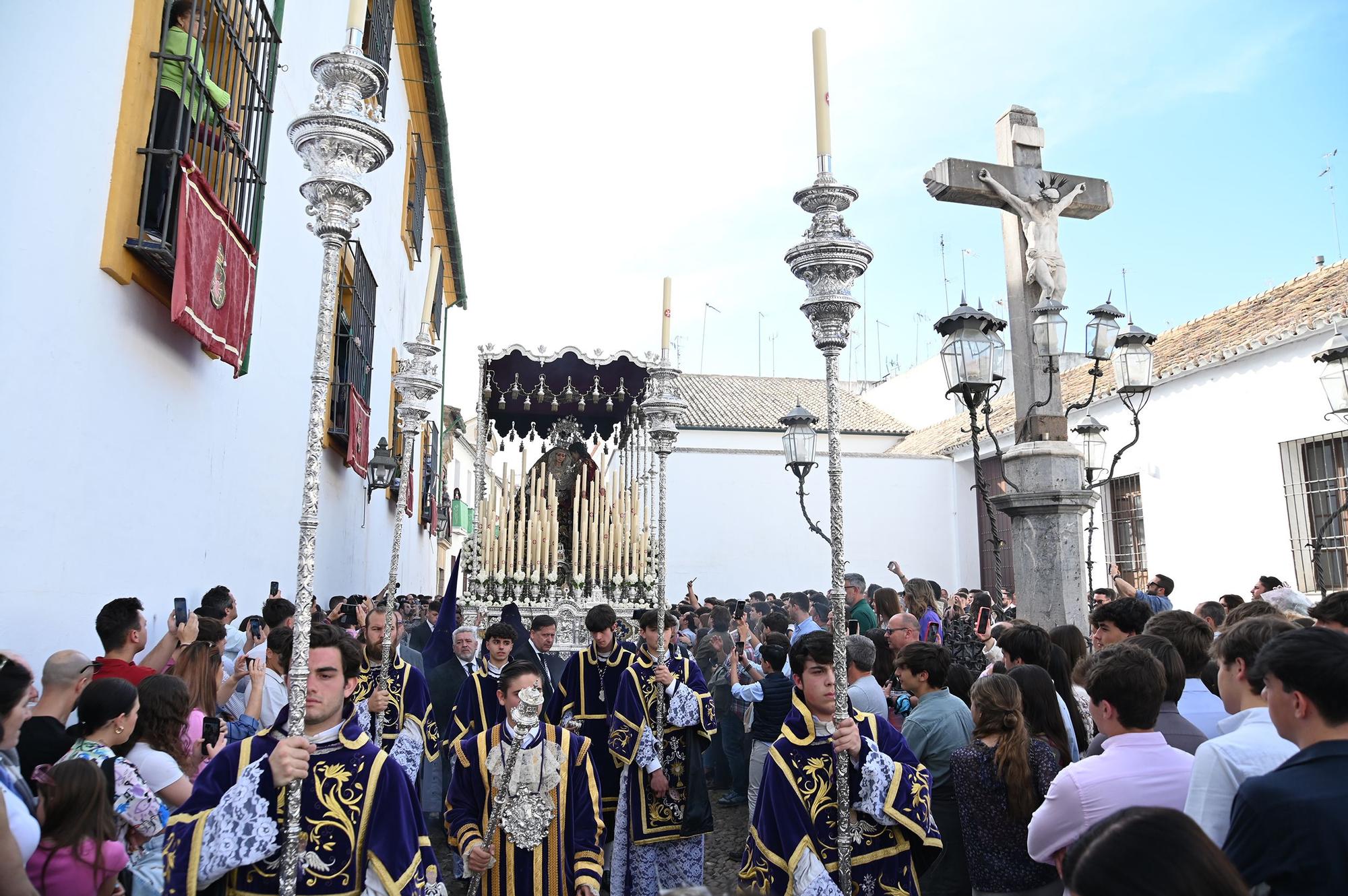 La Plaza de Capuchinos da salida a la Hermandad de la Sangre