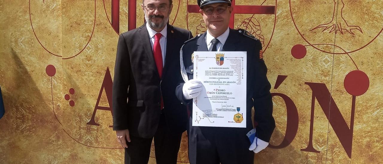 Obón tras recibir, en abril, el reconocimiento al mérito policial de manos de Javier Lambán