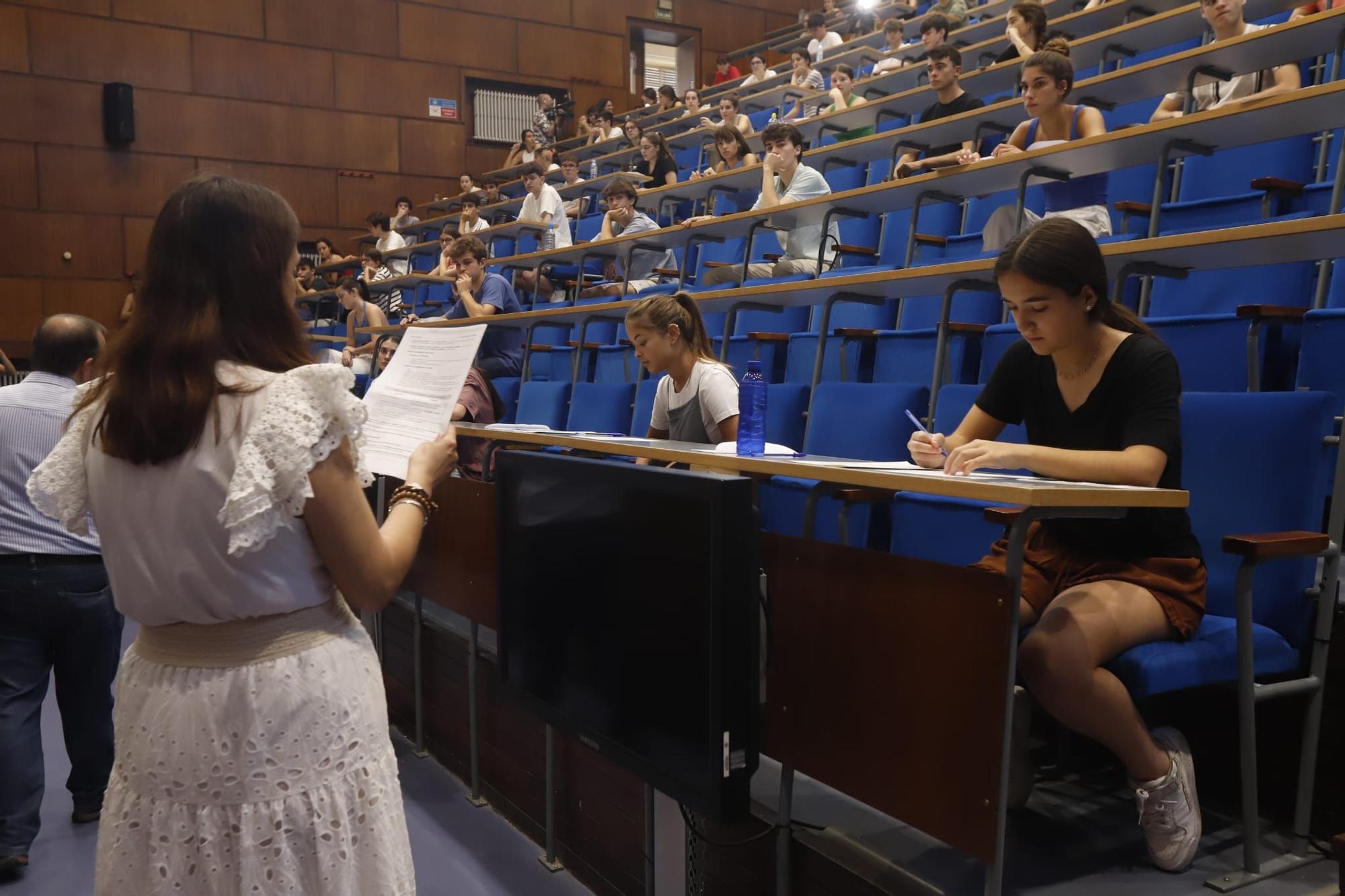 Miles de aragoneses se examinan desde este martes en la Evau