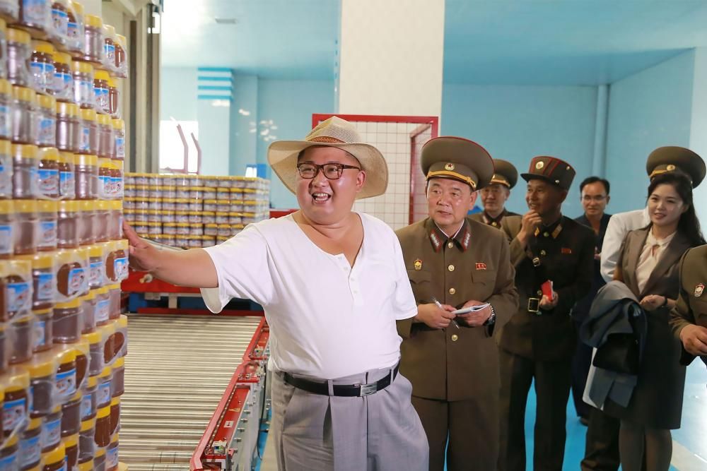 El líder de Corea del Norte, Kim Jon Un, se ha dejado ver en sus últimos actos públicos con un nuevo estilo más desenfadado que dejando atrás el ''modelo Mao'' de la estética comunista.