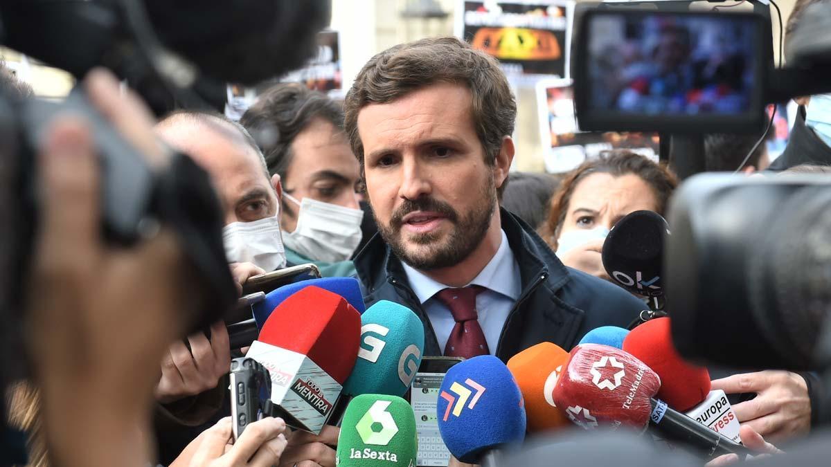 Casado se ofrece al Gobierno para aplicar el artículo 155 en la educación en Catalunya