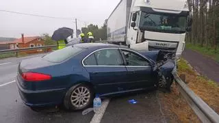 Fallece una mujer tras chocar su coche con un camión en Frades y creen que ambos vehículos invadieron el carril contrario