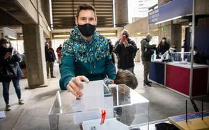 Messi vota en las elecciones del Barça.