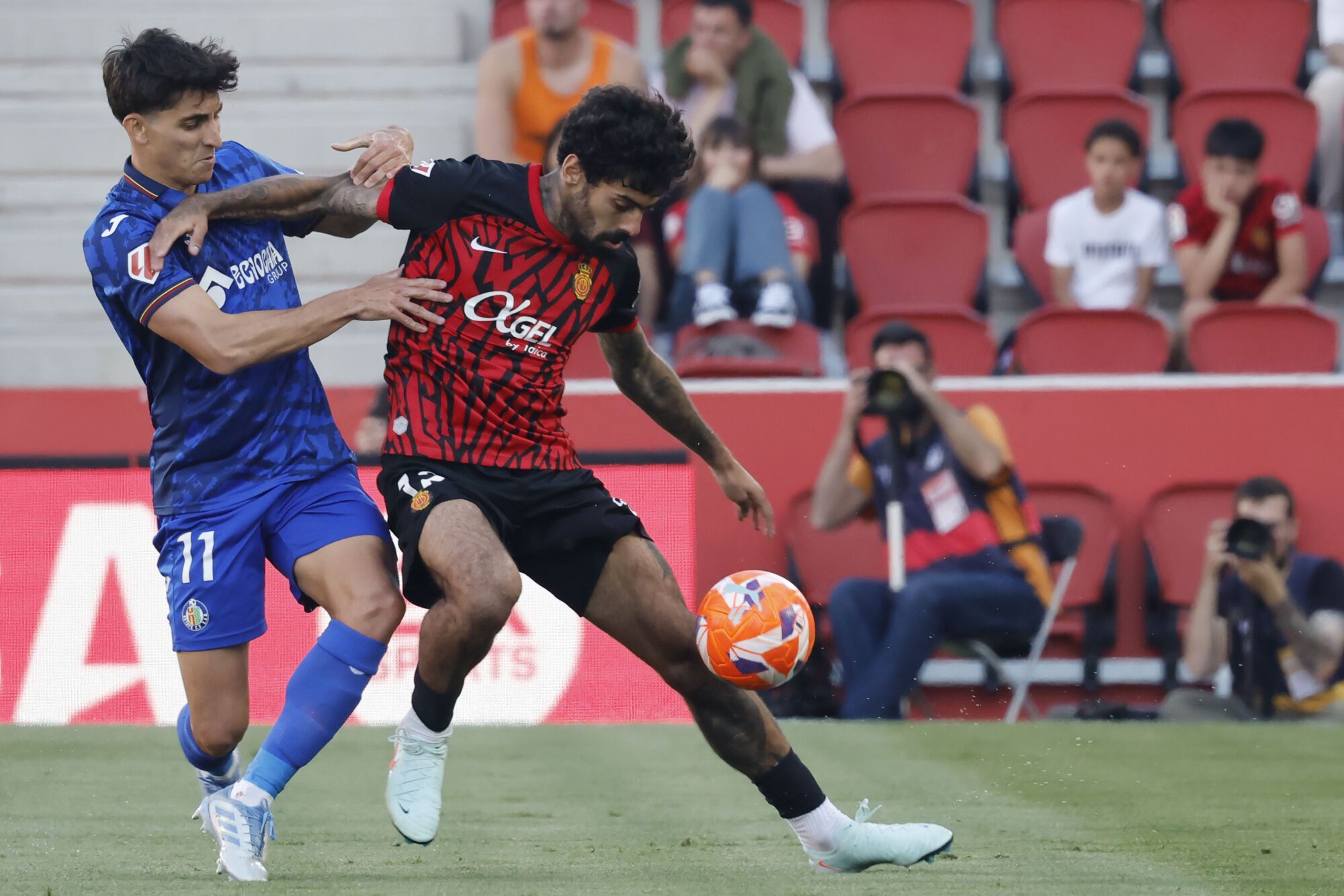 PALMA DE MALLORCA, 18/05/2025.- El centrocampista del Mallorca Samuel Costa (d) disputa un balón con el centrocampista del Getafe Ramón Terrats (i) durante el encuentro de LaLiga entre RCD Mallorca y Getafe CF disputado este doming en el estadio Son Moix de Palma de Mallorca. EFE/ Cati Cladera