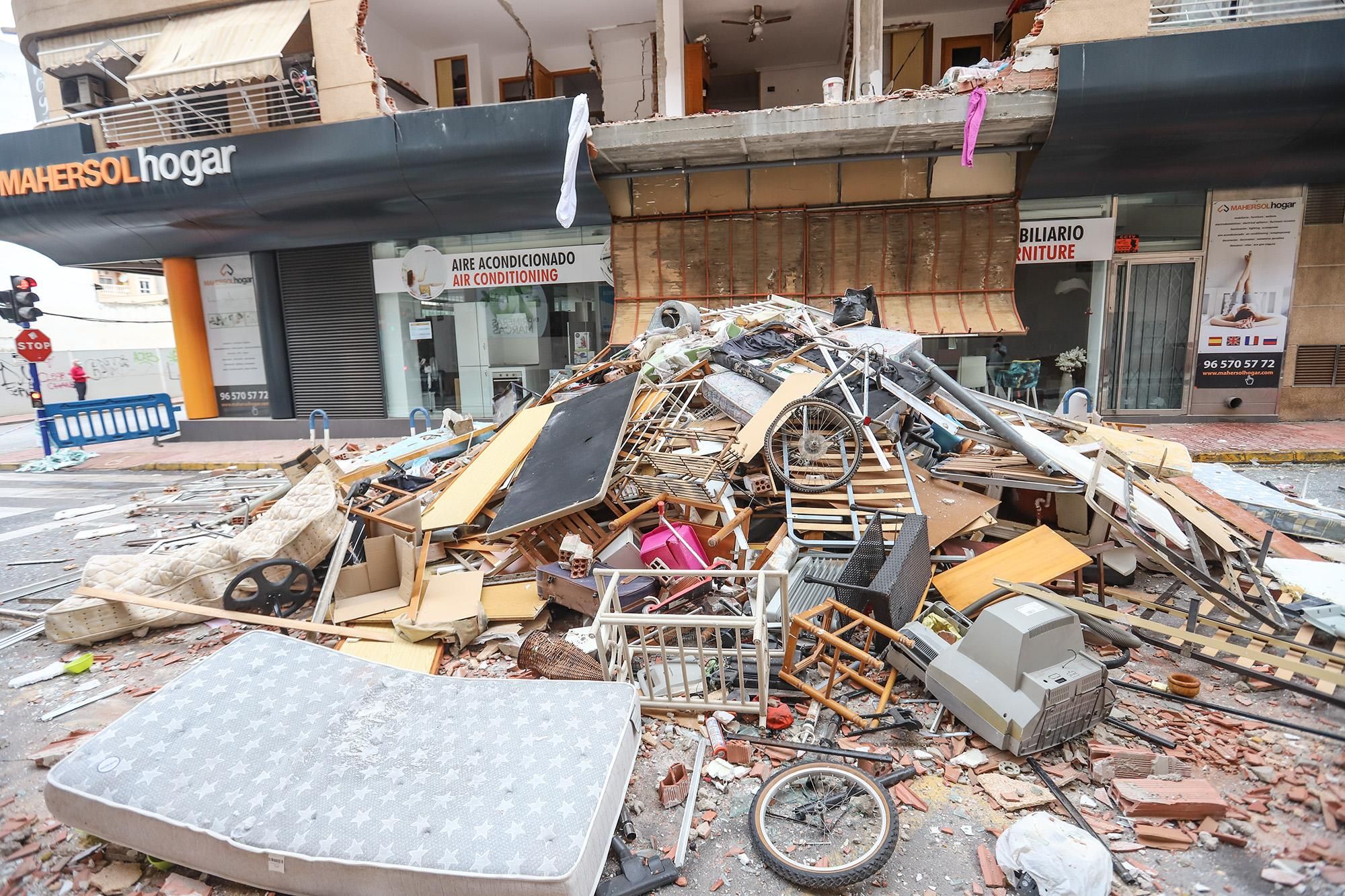 Una gran explosión destroza un edificio de Torrevieja