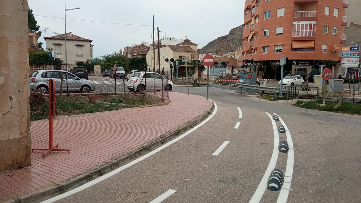 Señal que prohibe el paso a los ciclistas en uno de los tramos del carril bici junto a las vías del tren.