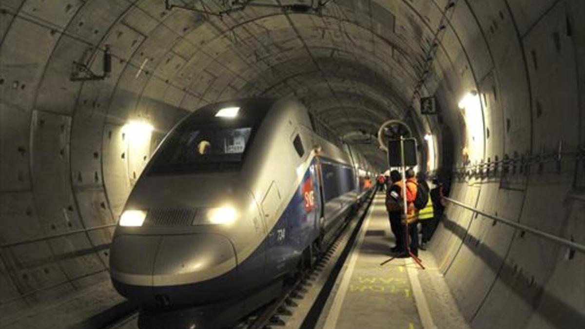 Un convoy de la SNCF francesa atraviesa el túnel de El Pertús, durante un simulacro de emergencia, en una imagen de archivo.