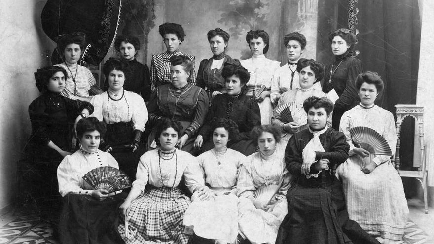 Foto final del curso 1908-1909 de la Escuela Normal de Maestras (femenina). Tenemos seguridad de la fecha de la foto, de que se trata de las alumnas de segundo curso de maestra elemental y disponemos del listado de alumnos y profesoras, pero ya no podemos identificar a ninguna (la foto está hecha en el estudio del fotógrafo Germán Colón Ríos). Es la más antigua de la exposición.