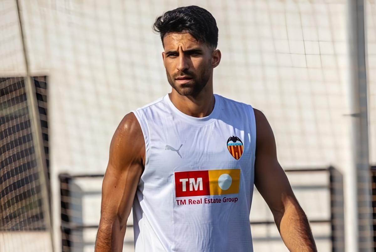 Eray Cömert, central suizo del Valencia, en un entrenamiento
