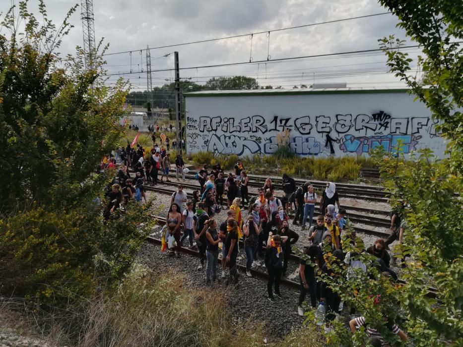 Tallen les vies del tren i el TAV a l''Avellaneda i fan barricades