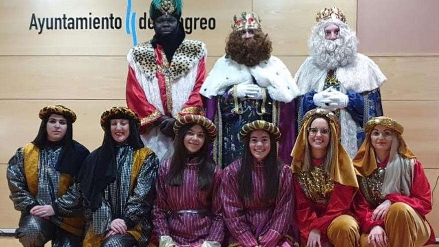 Los Reyes Magos ya están en Langreo y causan furor entre los más pequeños, con grandes colas