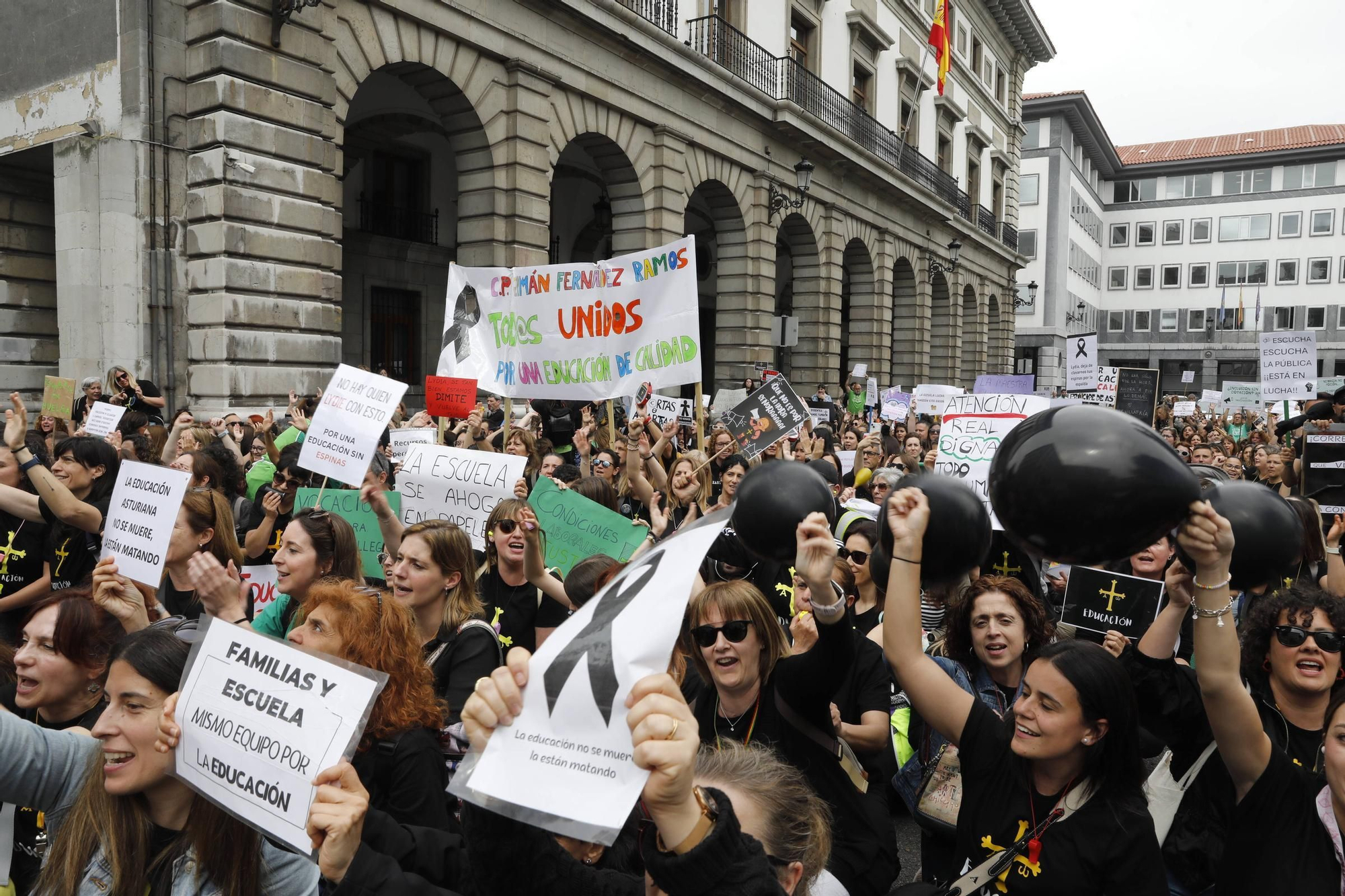 EN IMÁGENES: Segunda jornada de huelga de los profesores y protestas en Oviedo