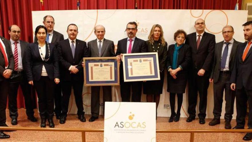 Desde la izquierda, Juan Carlos Campo, José Antonio Rodríguez, Elena Colunga, Álvaro Platero, Isaac Pola, Alberto Barrenechea, Bernardo Calleja, Carmen Prado, Consuelo Busto, Volker Hensel, Javier Fernández y Marcos Martínez, tras la ceremonia de entrega.