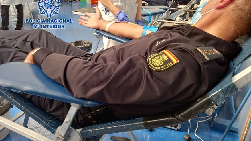 Los agentes de la Policía Nacional en Gijón se implican en la campaña de donación de sangre