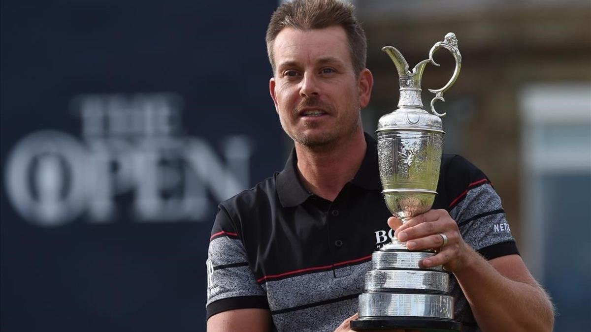 Henrik Stenson posa con el trofeo de ganador tras su triunfo en Royal Troon