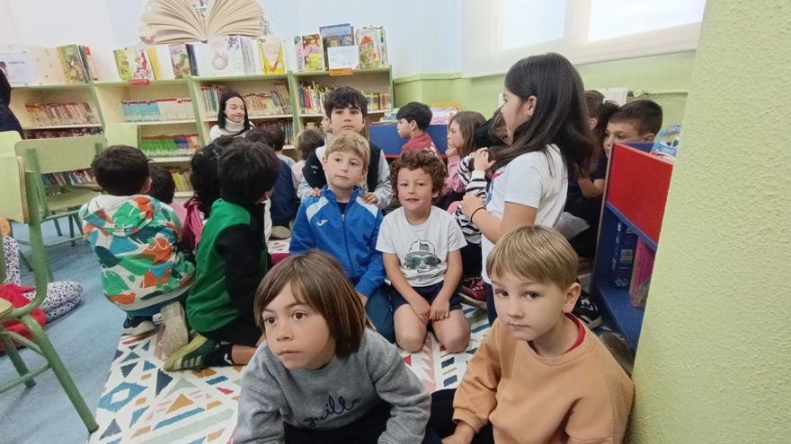 Una biblioteca &quot;corazón&quot; para el colegio de La Fresneda en el Día del Libro