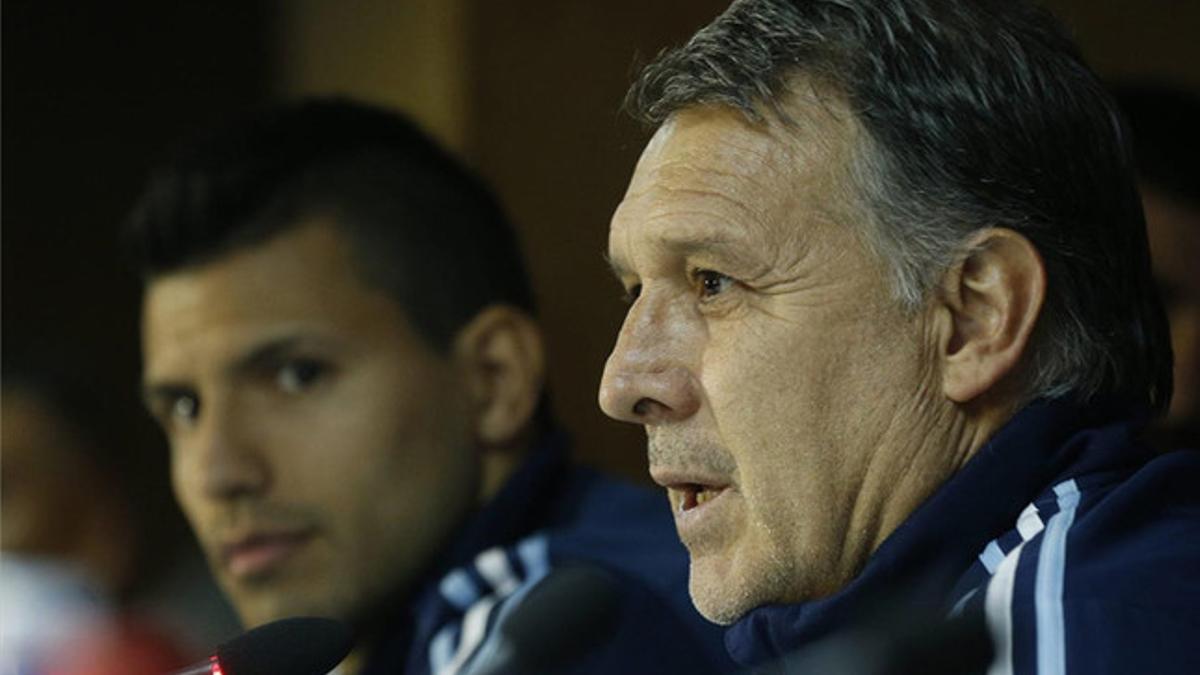 El Tata Martino con el Kun Agüero en rueda de prensa