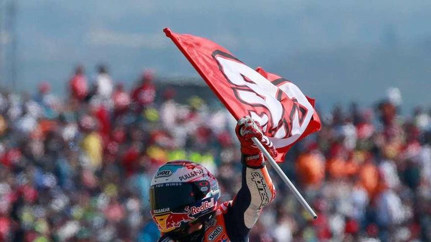 Marc Márquez celebra ayer su victoria en el circuito de Motorland.