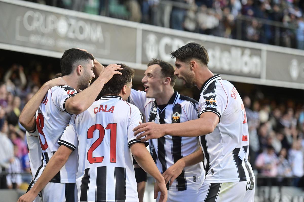 Barri, Cala, Jakobsen y Brignani celebran uno de los goles albinegros al Granada en el SkyFi Castalia.