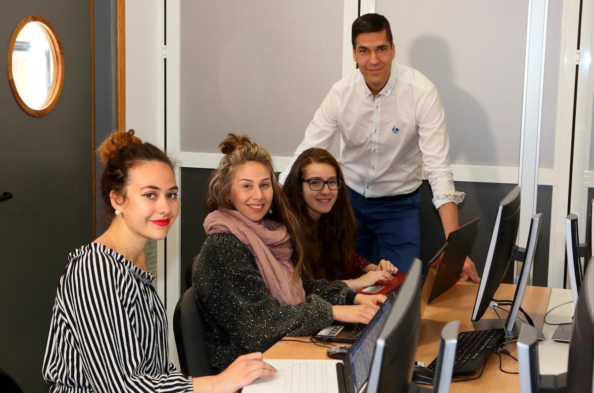 Además de impartir clase como profesor asociado en el grado de Pedagogía de la UMA, Enrique Sánchez es director del Centro de Profesorado de Málaga (CEP) y ha dado clase en centros de Educación Primaria.