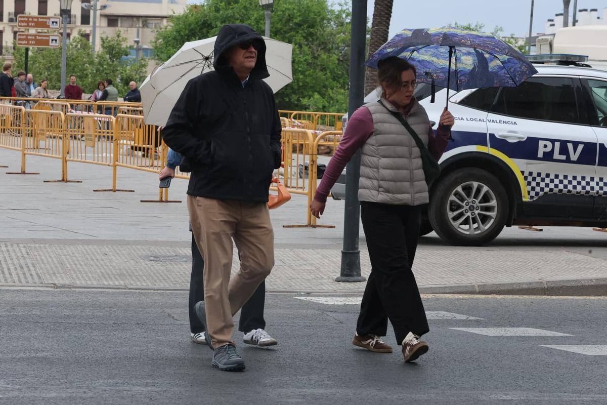 Mañana gris de nubes y lluvia en València en la víspera de San Vicente Ferrer