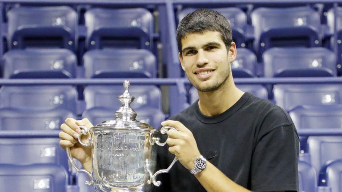 Carlos Alcaraz, con el trofeo de campeón del US Open. |  // EFE