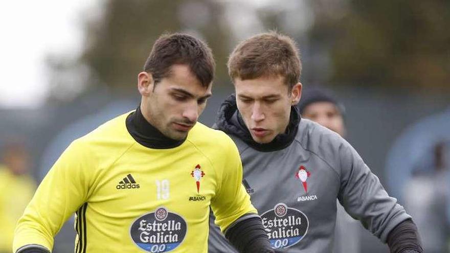 Jonny y Rubén, durante un entrenamiento en A Madroa. // R. Grobas