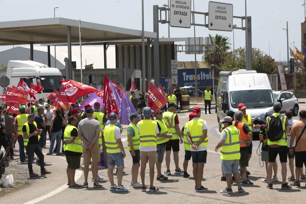 Segundo día de huelga de los trabajadores de Fertiberia en el Port de Sagunt