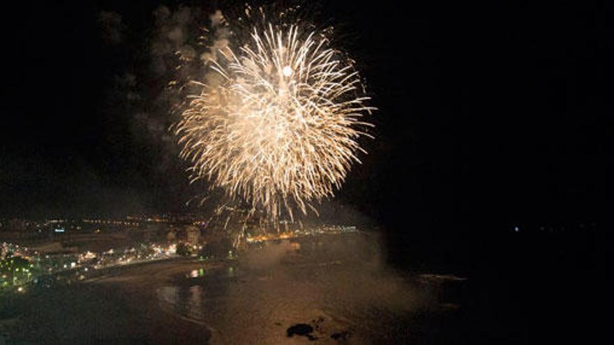 Lanzamiento de los fuegos artificiales de la Batalla Naval, en la ensenada del Orzán, en 2014.