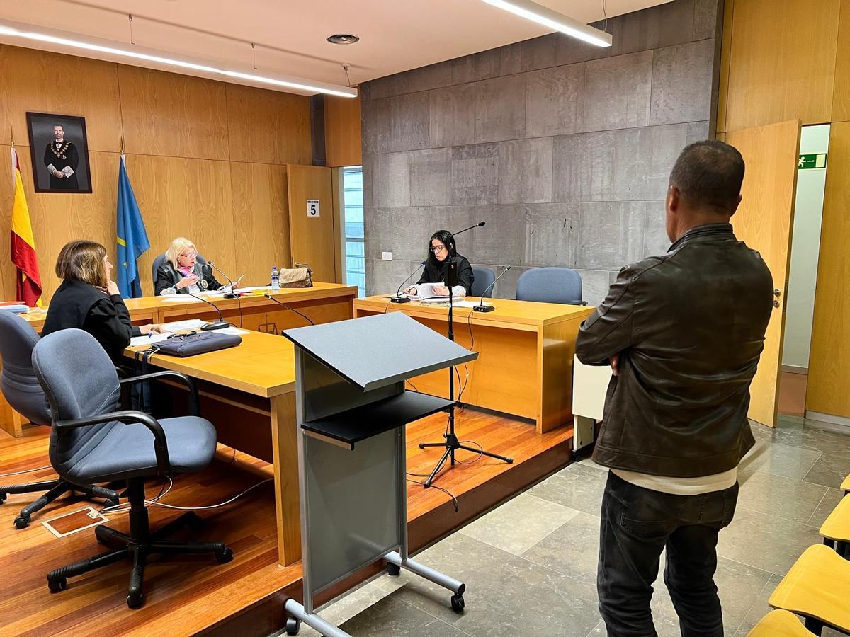 El conductor acusado, a la derecha, durante la vista.