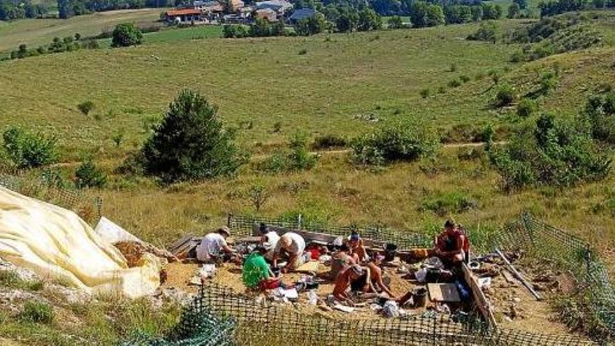 Un grup d&#039;arqueòlegs treballant al jaciment prehistòric de Montlleó, al terme de Prats i Sansor