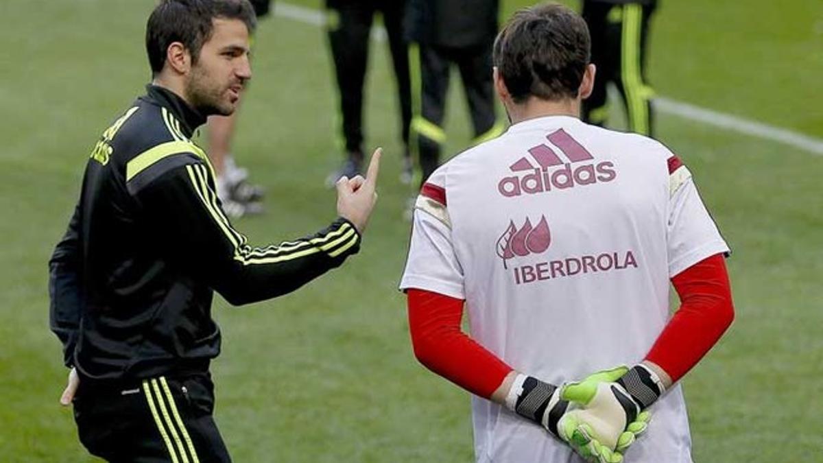 Cesc Fàbregas junto a Iker Casillas durante un entrenamiento de la selección en Ámsterdam