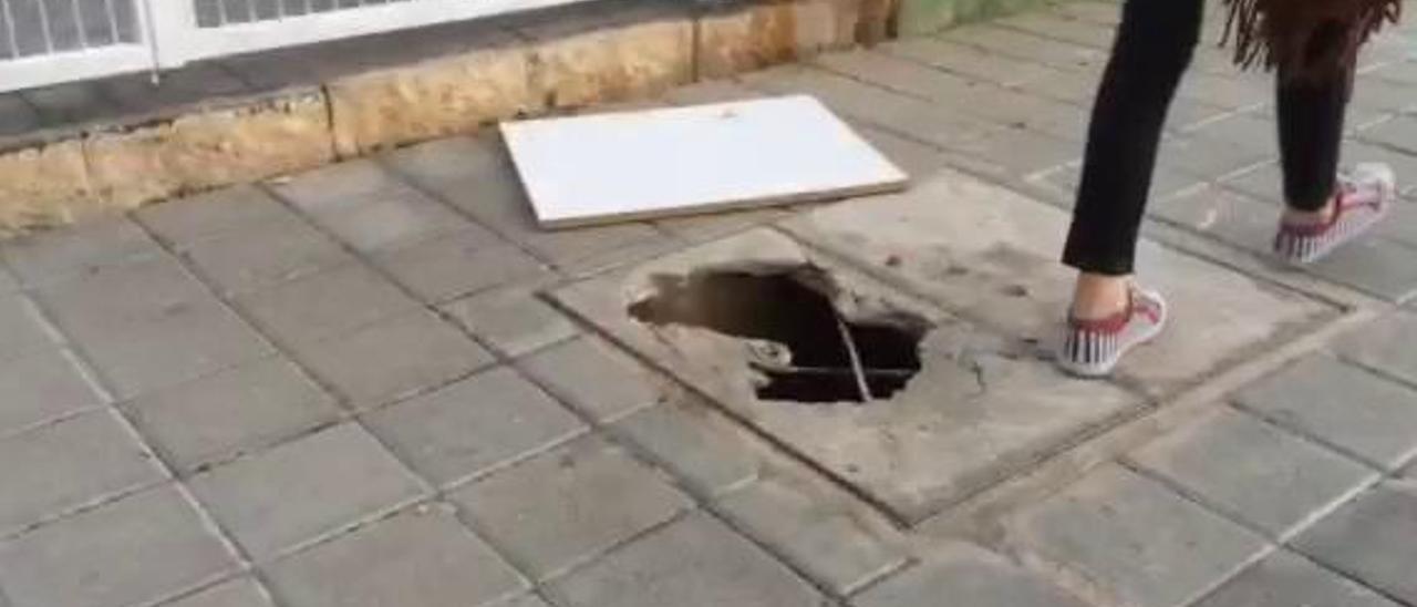 Peligroso agujero en la calle Clara Campoamor de Alicante