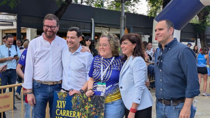 Juanma Moreno asiste a la 25ª Carrera Nocturna de Palma del Río en el inicio de campaña de las elecciones andaluzas