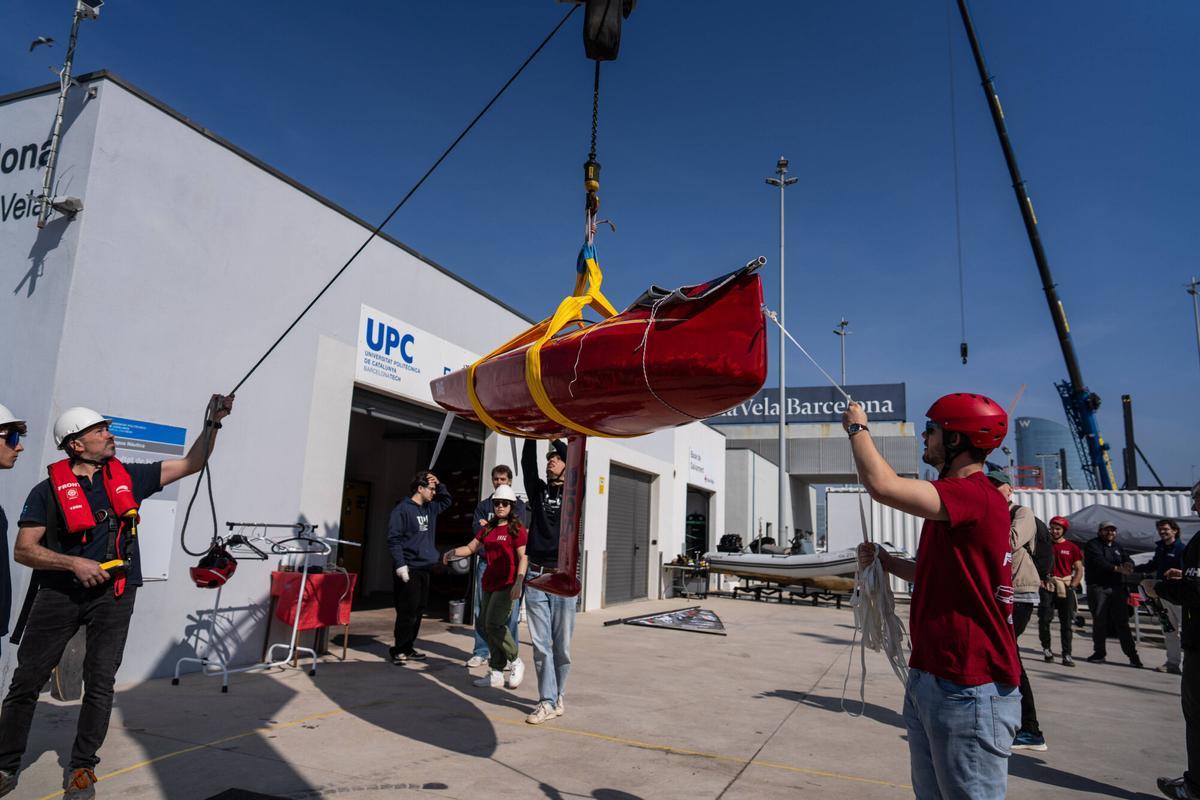 La UPC presenta Raig FNB, el velero autónomo construido por estudiantes de la Facultat de Nàutica de Barcelona que competirá en ‘La Micro Ruta de la Sal’.